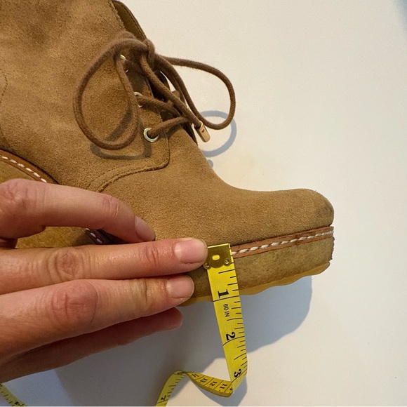 Tory Burch tan camel suede platform gumsole wedge ankle booties lace up size 7.5 - Picture 11 of 12